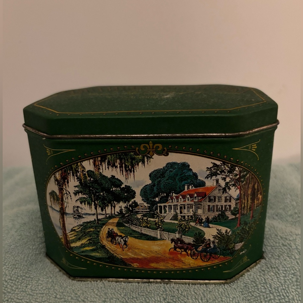 Vintage Southern Comfort Collectible Advertising Plantation Tin